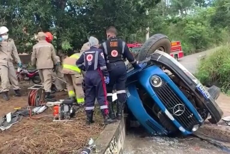 Bombeiros tentam resgate após caminhão tombar deixando uma pessoa presa nas ferragens em Lagoa Seca