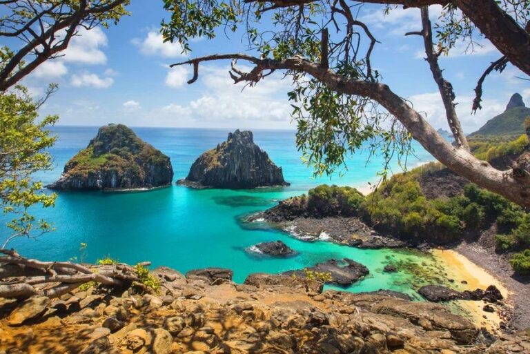 Pedreiro é preso após turista denunciar roubo de R$ 2 mil durante sexo grupal em Fernando de Noronha