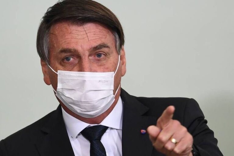 Bolsonaro diz não querer repetir com vacina escândalos com verba para respirador Bolsonaro diz não querer repetir com vacina escândalos com verba para respirador