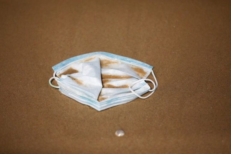 Casal é multado por andar sem máscara em praia e em seguida é flagrado fazendo sexo em local público