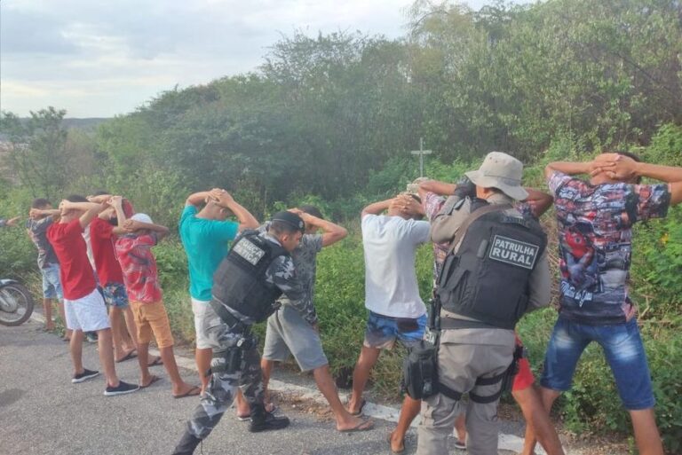 Polícia Militar acaba com ‘rolezinho’ e apreende 17 motos irregulares no Sertão da Paraíba