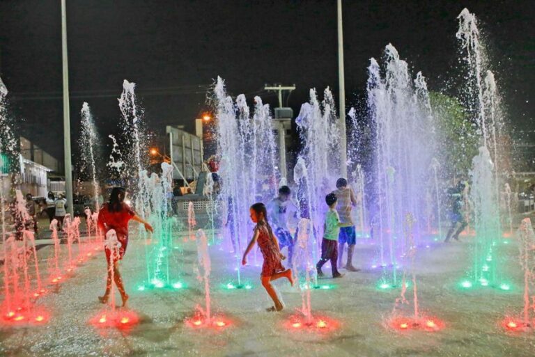 Crianças adoecem após brincar na água e fonte interativa de praça é interditada apenas um mês após inauguração em João Pessoa