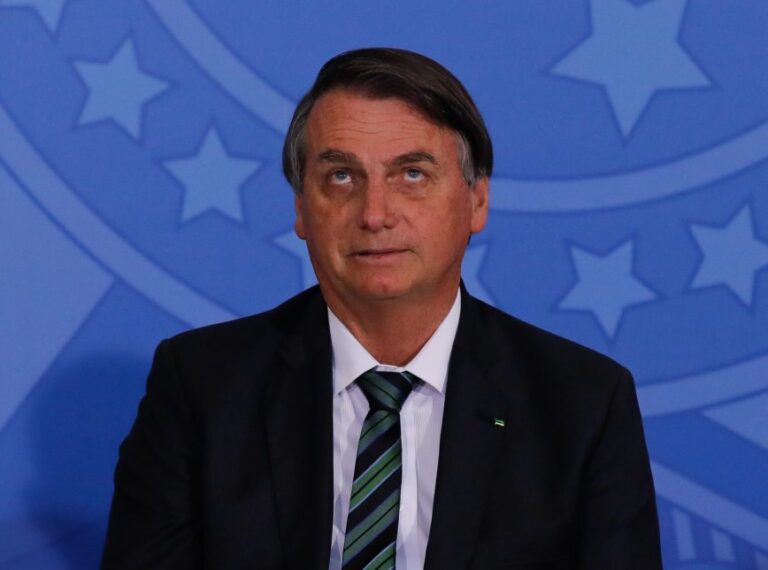 “Mergulhei de máscara para não pegar covid nos peixinhos”, diz Bolsonaro