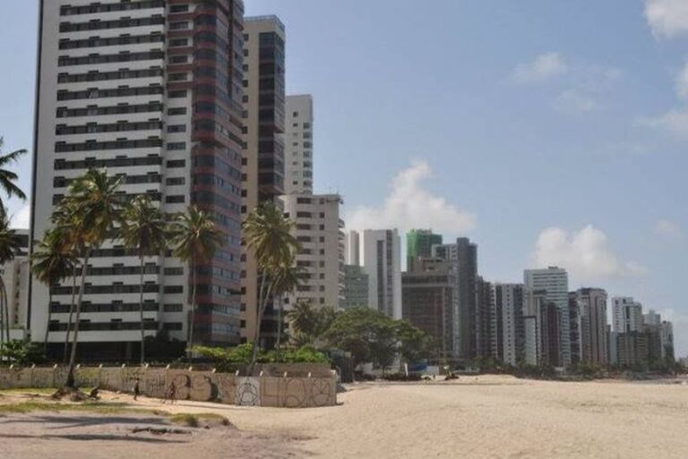 Adolescente é vítima de estupro coletivo na orla de Candeias, em Pernambuco Adolescente é vítima de estupro coletivo na orla de Candeias, em Pernambuco