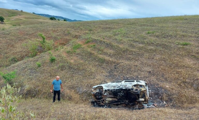 Polícia Civil encontra carro carbonizado no sítio Fazendinha. Veículo é objeto de latrocínio