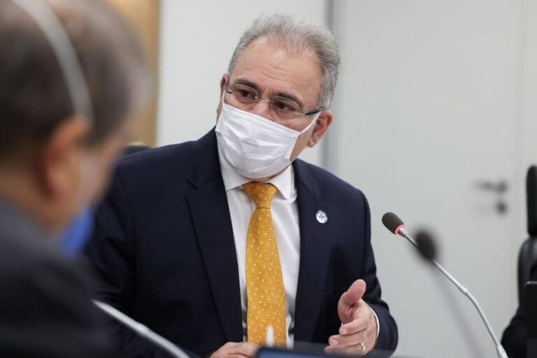 Antecipar 2ª dose e vacinar adolescentes ‘rompem’ pacto nacional, diz Queiroga