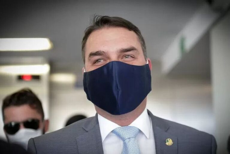 Flávio diz que Bolsonaro foi para a UTI e intubado por precaução