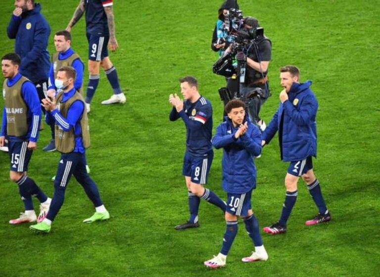 Quase 2 mil casos de covid-19 na Escócia estão ligados aos jogos da Eurocopa