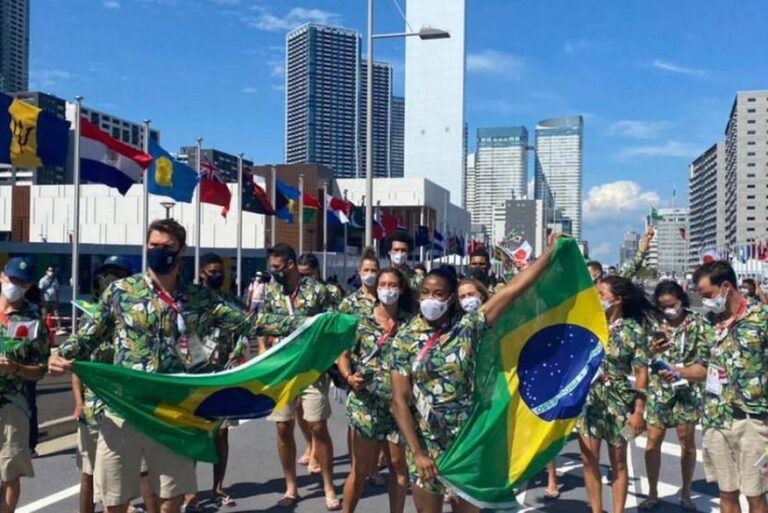 De fora da Cerimônia de Abertura, atletas do Brasil fazem ‘desfile’ na Vila Olímpica