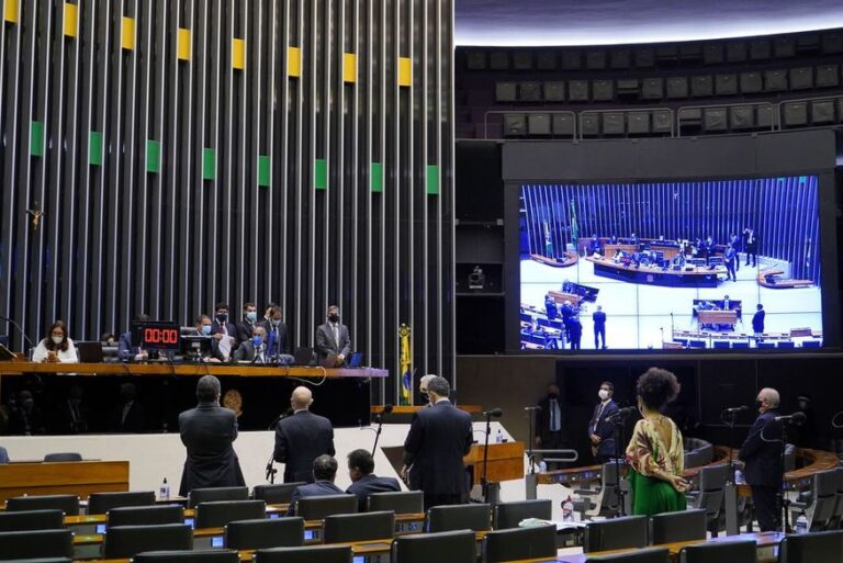Câmara dos Deputados aprova projeto que limita supersalários