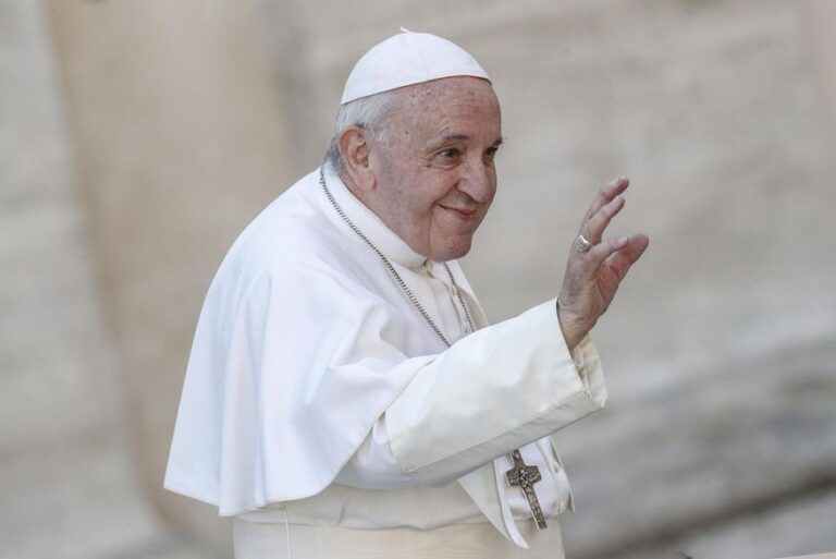 Papa Francisco ficará no hospital por mais alguns dias, diz Vaticano
