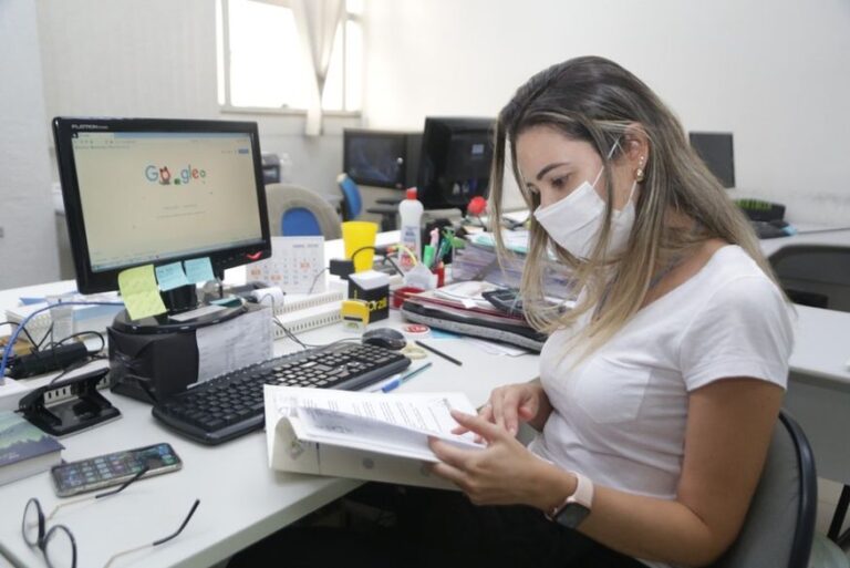 Governo autoriza retorno ao trabalho presencial de servidores do grupo de risco que já tomaram a 2ª dose da vacina
