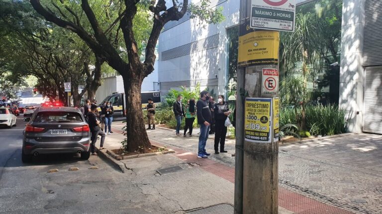 Em luto, colégio suspende aulas após corpo de aluno e da mãe dele serem achados em apartamento