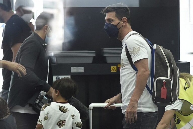 Com acerto com o PSG confirmado, Messi embarca para a França para assinar contrato