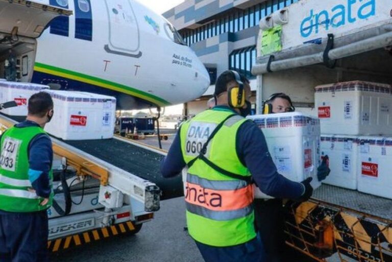 Ministério da Saúde admite que 9,5 milhões de doses de Pfizer e CoronaVac estão paradas no centro de distribuição da pasta