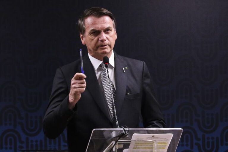 Bolsonaro vai à Câmara entregar proposta de novo Bolsa Família
