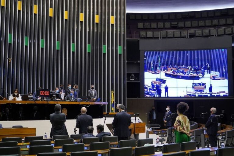 Em derrota para Bolsonaro, Câmara rejeita e arquiva PEC do voto impresso