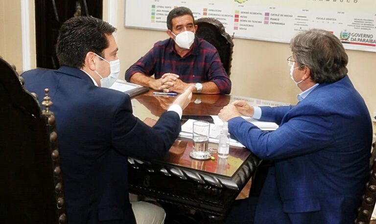 ITATUBA: Acompanhado do deputado Felipe Leitão, prefeito Josmar leva reivindicações ao governador João Azevedo