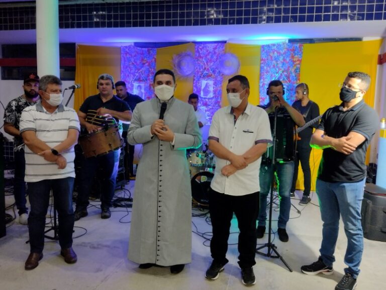 RIACHÃO: Padre Mário é surpreendido com mais homenagens natalicias
