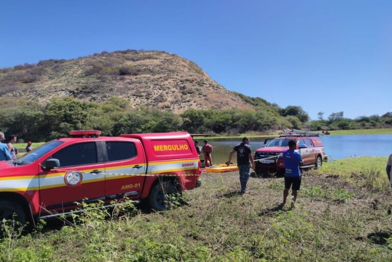 Bombeiros encontram corpos de jovens que desapareceram após canoa afundar em açude da Paraíba