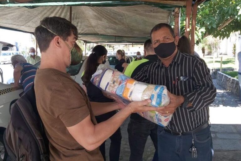 Bruno Cunha Lima garante distribuição de cestas básicas para taxistas, transportes de escolares e mototaxistas da STTP em Campina Grande