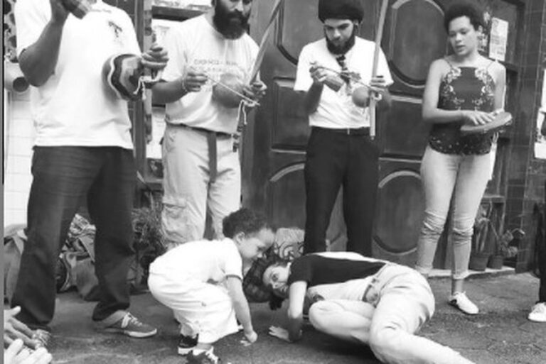 Documentário “Brincando na Roda dos Saberes”, sobre o poder da capoeira no aprendizado de crianças, será lançado nesta sexta-feira