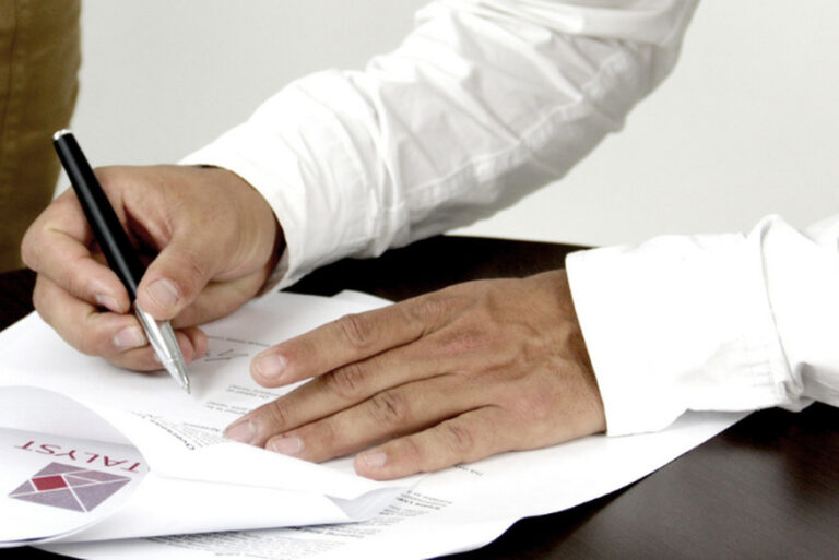 Promulgada lei que obriga assinatura física em contratos de crédito firmados com idosos por internet ou telefone na Paraíba