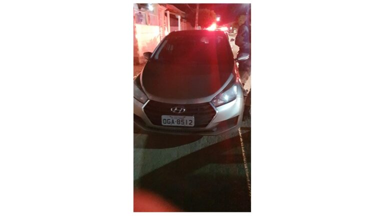 URGENTE: Carro tomado por assalto em Caiçara e abandonado no bairro da Senzala. Dois homens fugiram. Polícia em ação