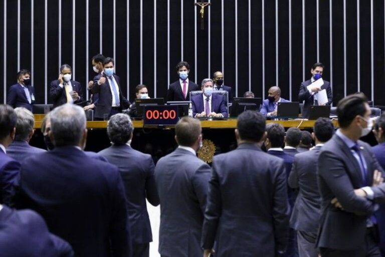Apenas um deputado paraibano votou contra a volta das coligações partidárias; saiba como votaram os parlamentares