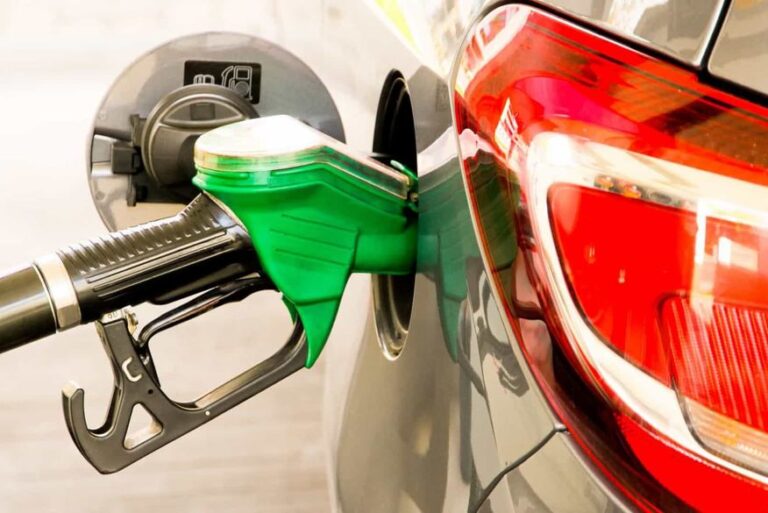 Gasolina já é vendida a R$ 7,36 em postos pelo Brasil; preço médio chega a quase R$ 6