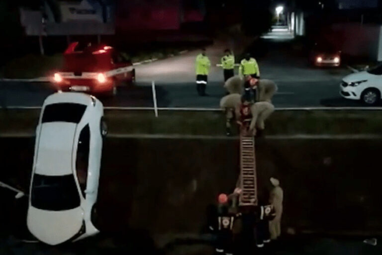 Motorista fica ferido após carro cair dentro de canal em Campina Grande
