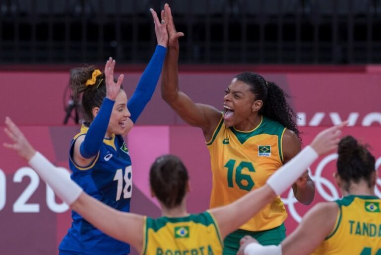Brasil se impõe, vira sobre a Rússia e vai à semifinal no vôlei feminino