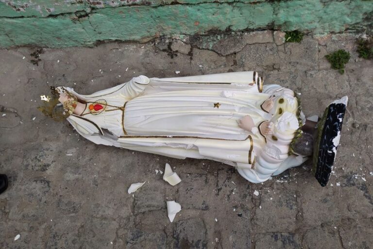 Após ser roubada, imagem de Nossa Senhora de Fátima é encontrada quebrada em Esperança