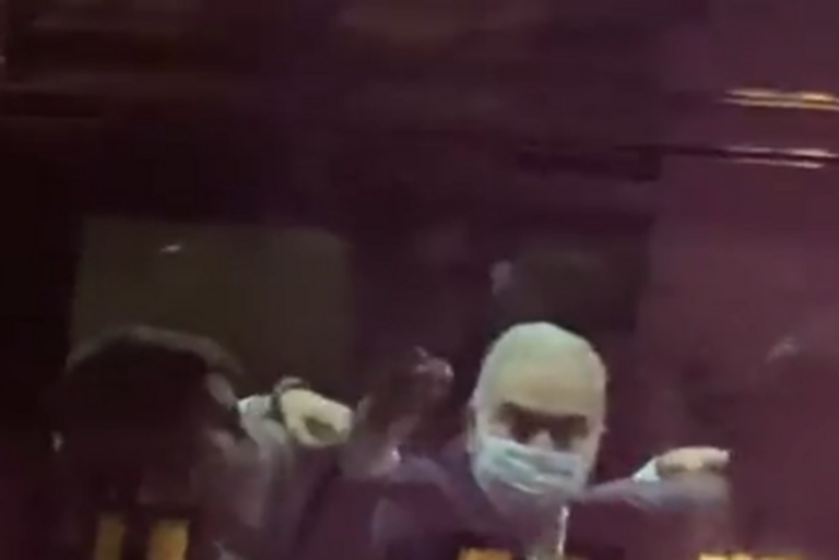 Em Nova York, Marcelo Queiroga faz gestos obscenos após se irritar com manifestantes