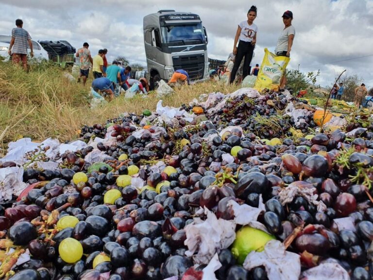 Caminhão com carga de frutas tomba na BR-230, próximo a Ingá, na PB