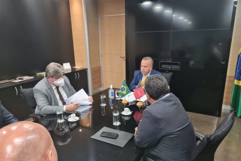 João Azevêdo reivindica adutora que levará água para o Brejo ao ministro do Desenvolvimento Regional