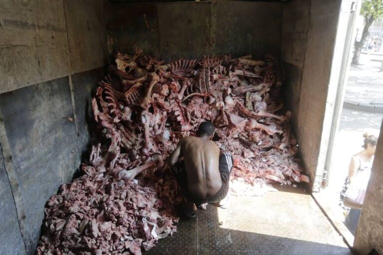 Garimpo contra a fome: sem comida, moradores do Rio recorrem a restos de ossos e carne rejeitados por supermercados