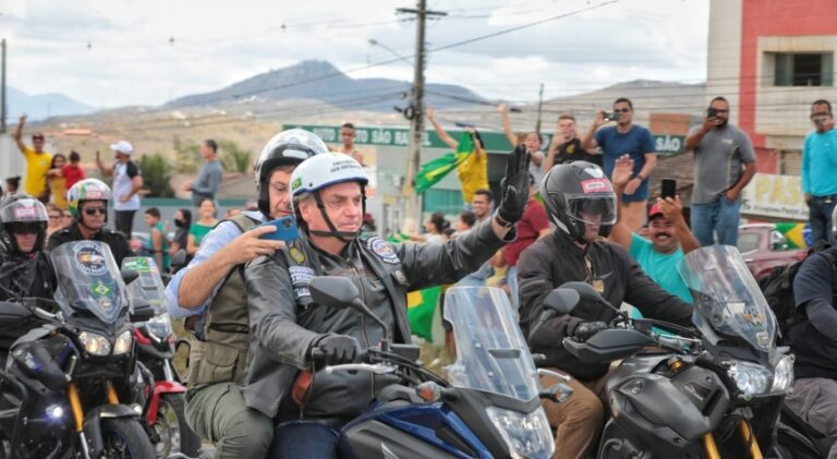 Bolsonaro participa de motociata no interior de Pernambuco
