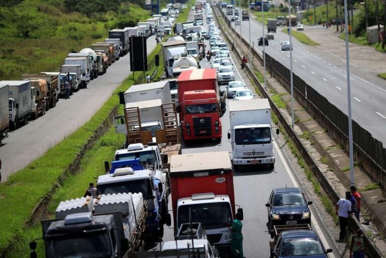 Caminhoneiros recuam de bloqueios em rodovias na Paraíba e pedem que presidente Bolsonaro grave vídeo para categoria