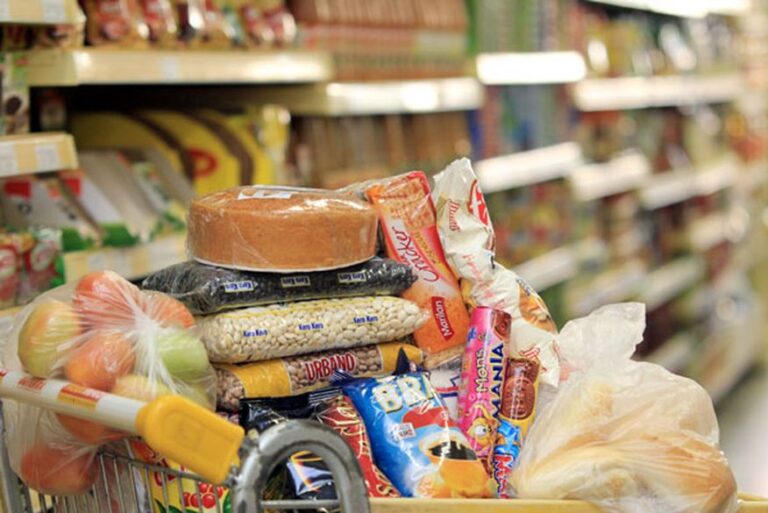 Preços de alimentos e material de higiene registram variação de mais 107%, diz pesquisa