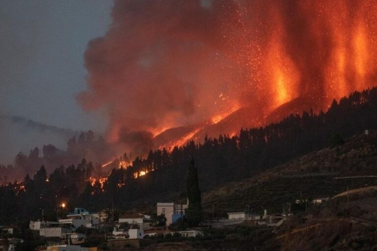 Lava de vulcão nas Ilhas Canárias destrói pelo menos 20 casas