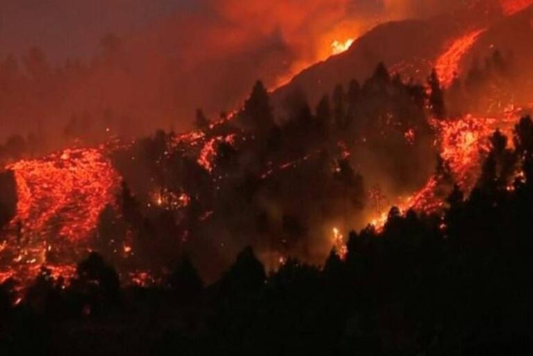 Ilhas Canárias: lava de vulcão continua a se aproximar da água