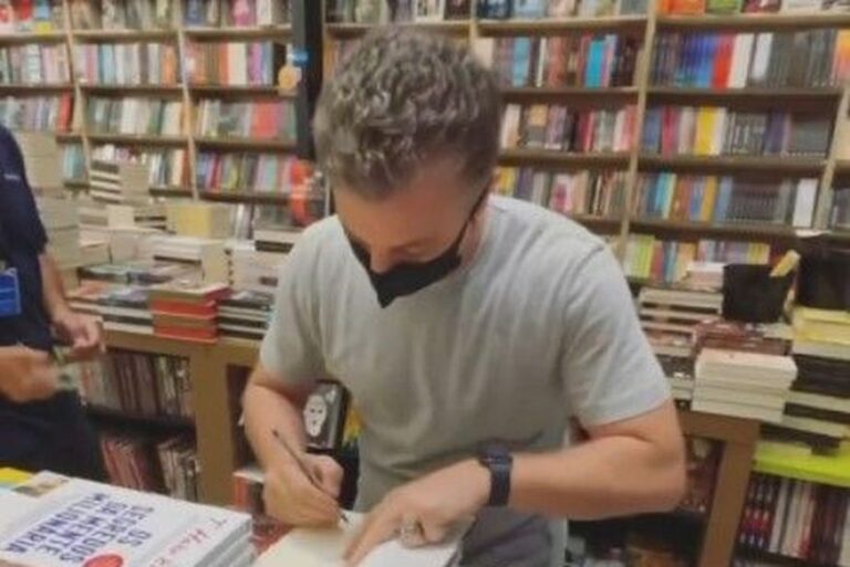 Pela segunda vez em um mês, Luciano Huck visita Paraíba, vai a shopping e autografa livros em livraria de João Pessoa de surpresa