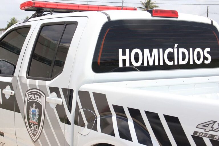 Homem morre e bebê fica ferido ao ser atingido por tiros na frente de casa no Sertão da Paraíba