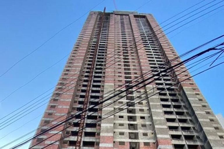 Justiça determina que construtora GBM e banco retirem guindaste de prédio Liége, abandonado no Altiplano, em João Pessoa