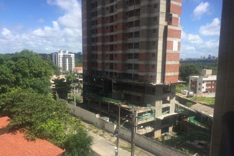 Após recorrer à Justiça, construtora GBM perde ação e será obrigada a retirar guindaste de prédio Liége sob multa diária de R$ 5 mil
