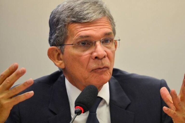 Presidente da Petrobras diz que se preço da gasolina for represado, vai haver desabastecimento