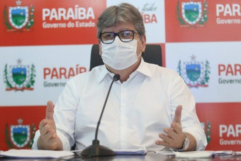 João Azevêdo participa de assinatura de instalação de usinas solares na Paraíba