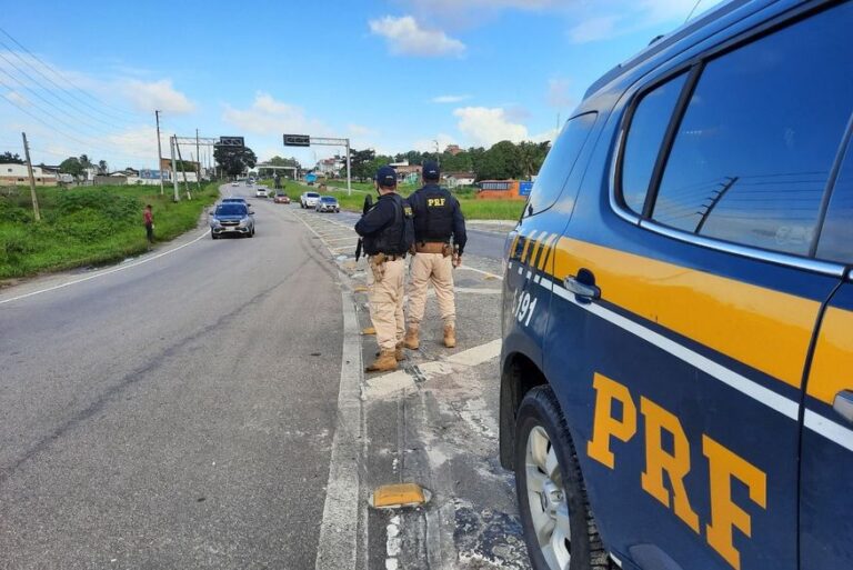 Criança e adolescente morrem após veículo colidir em barranco em rodovia da Paraíba