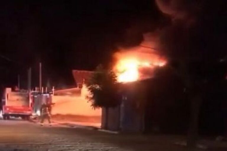 Incêndio atinge ônibus e destrói veículos no Sertão da Paraíba
